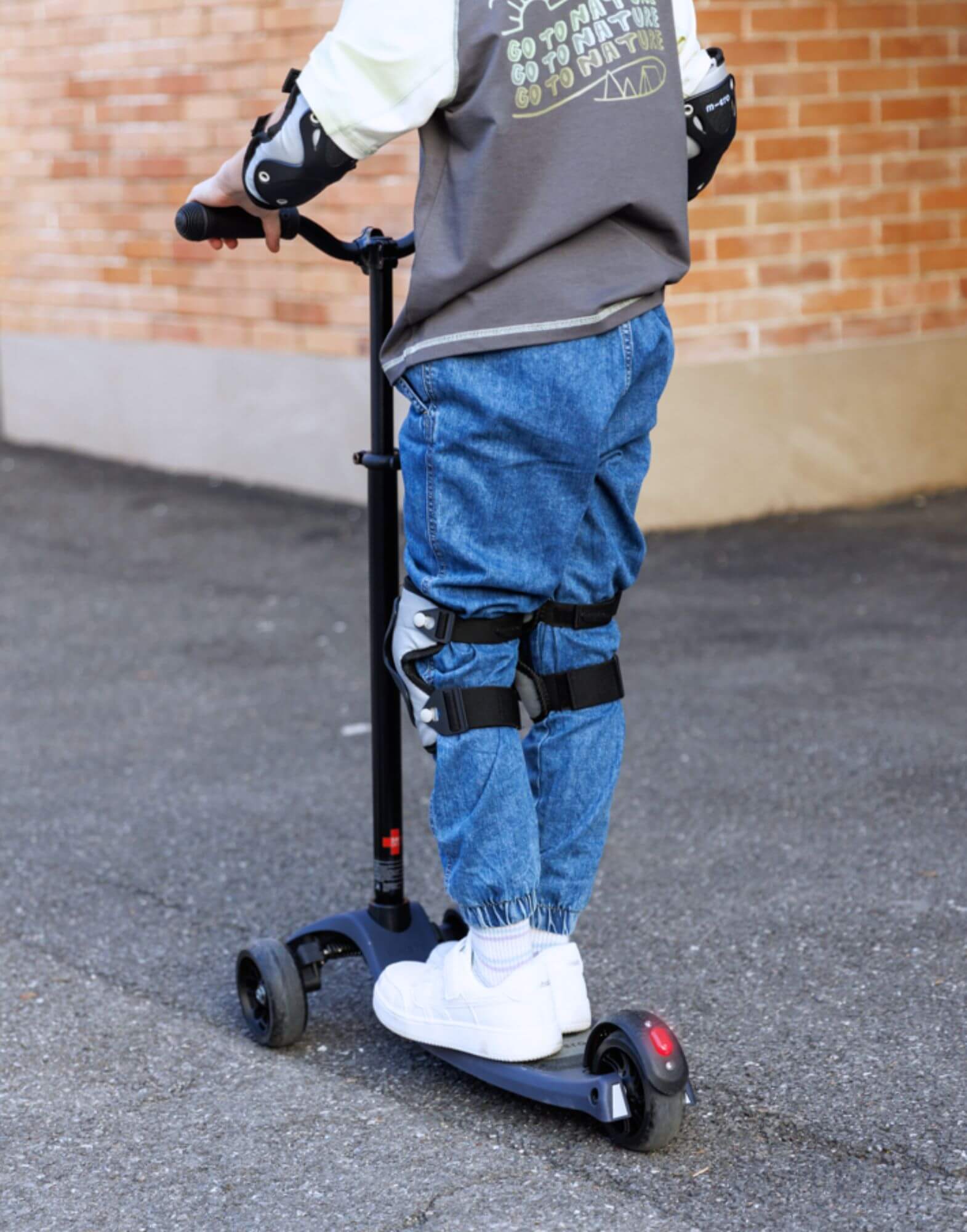 Micro Kickboard Reloaded 3 Wheel Scooter - Image 4