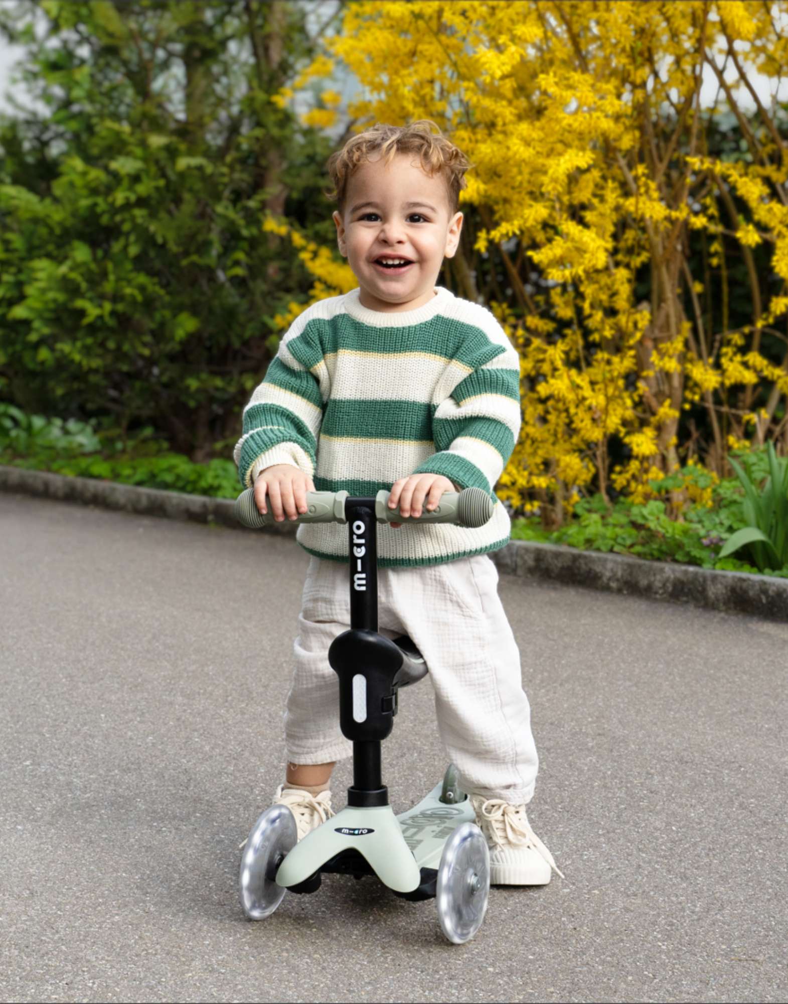 Micro Rock & Go Mini Deluxe LED 3 Wheel Scooter - Image 3