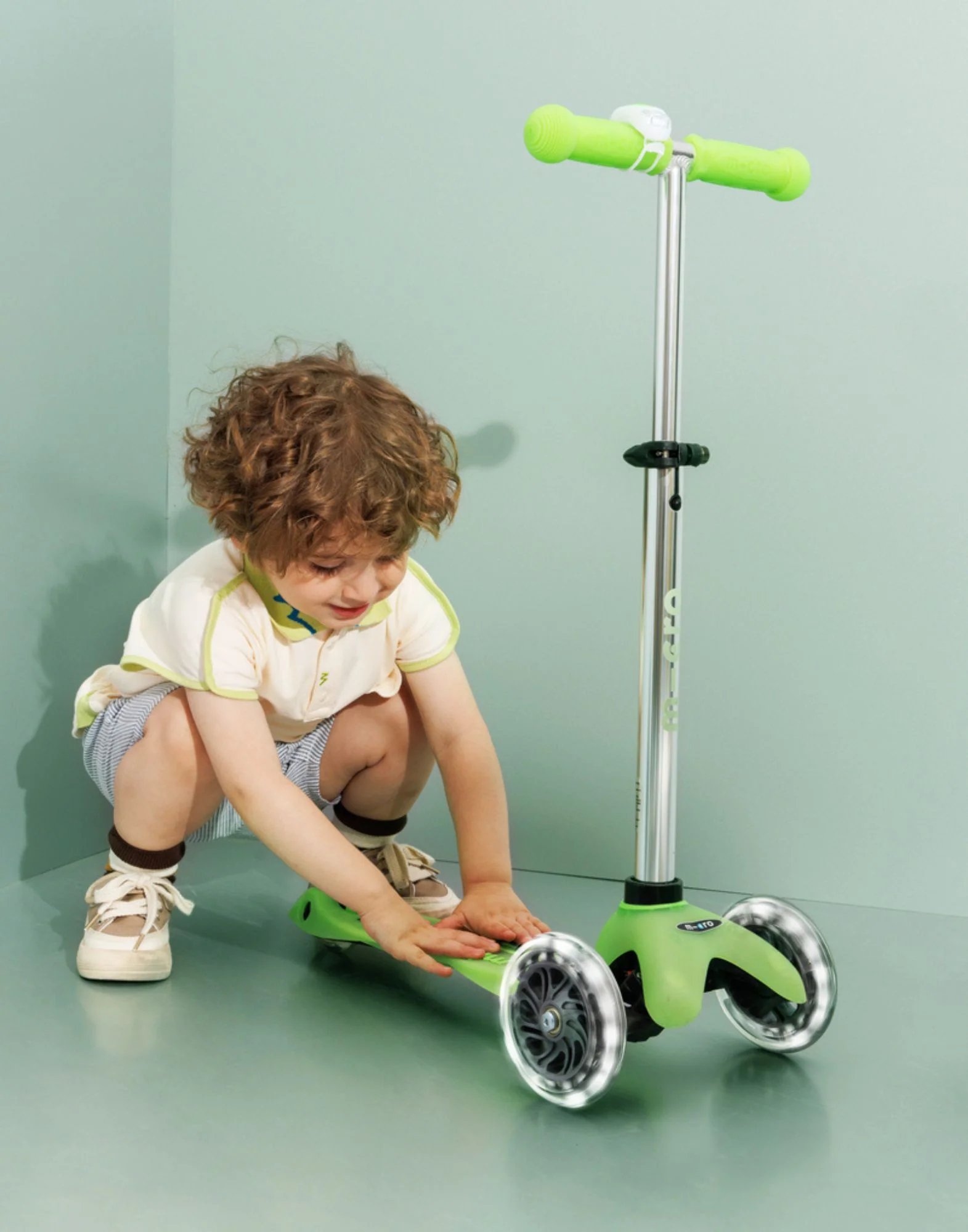 Mini Deluxe Glow LED 3 Wheel Scooter - Image 14