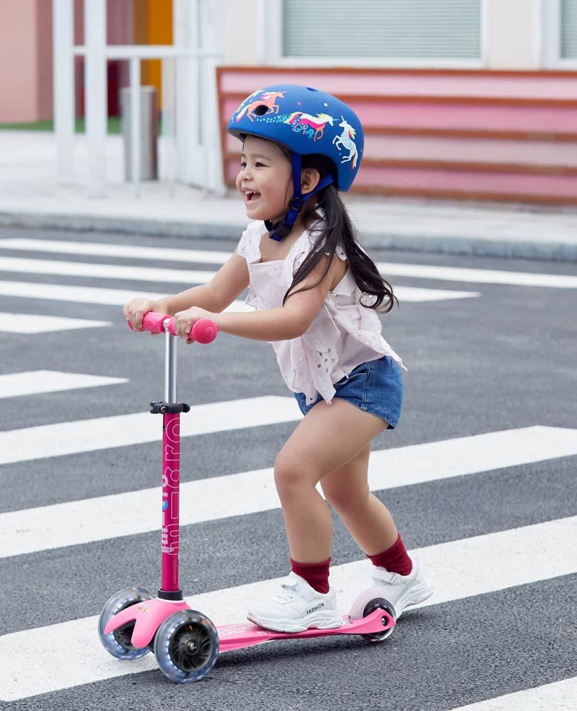 Mini Micro Deluxe LED 3 Wheel Scooter - Image 3